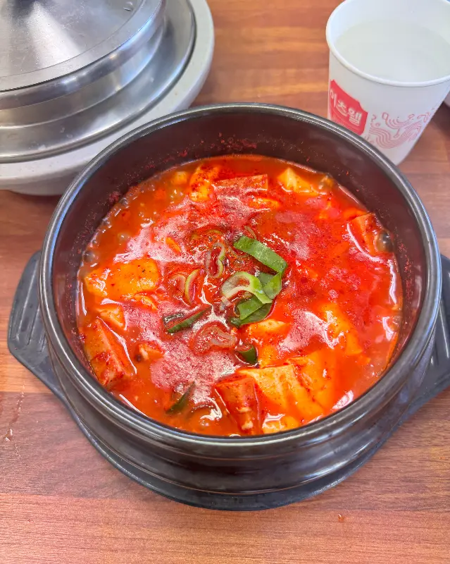 순두부찌개와 솥밥이 놓여진 테이블 전경