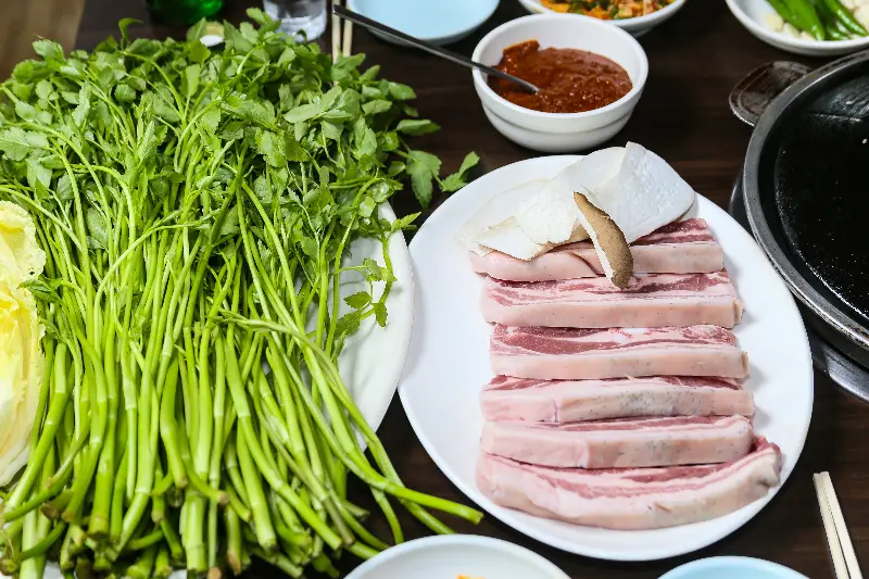 푸짐한 미나리 한상차림