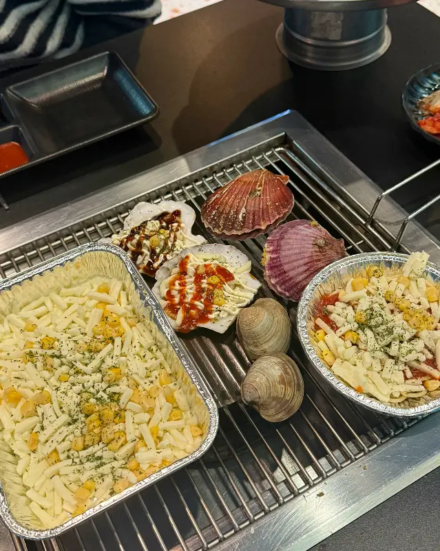 불판 위 조개구이