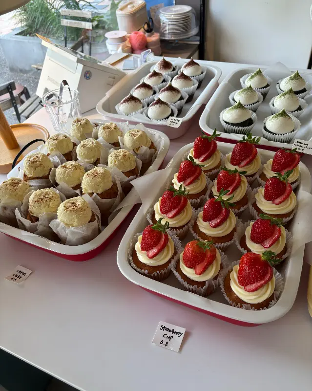 테이블 위에 놓인 컵케이크와 음료