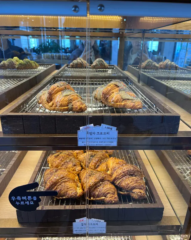 진열대 안의 다양한 빵들