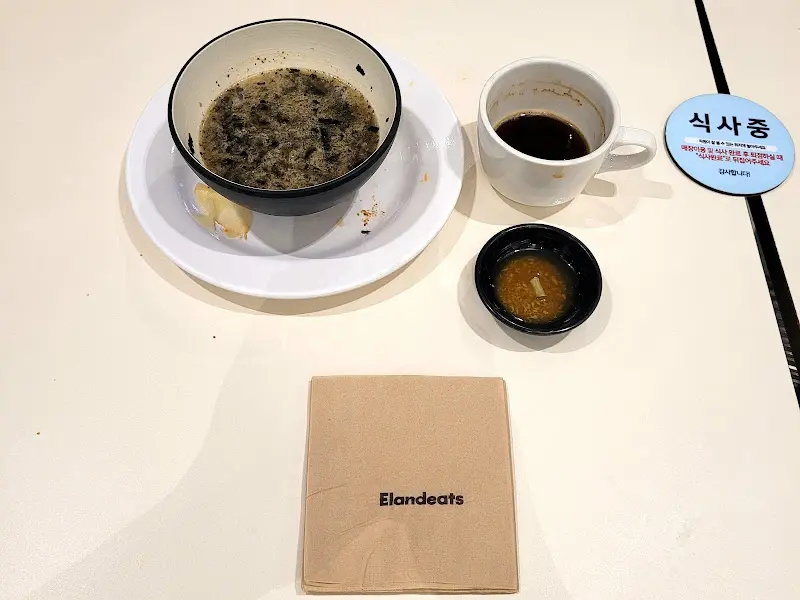 테이블 위에 놓인 식사 흔적