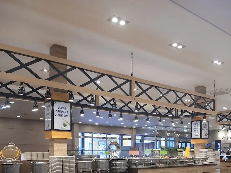 다양한 음식이 준비된 뷔페 코너