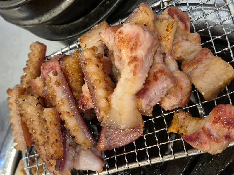 잘 구워진 제주 흑돼지