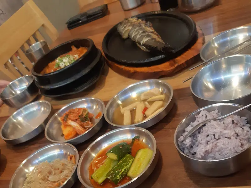 푸짐하게 차려진 한 상