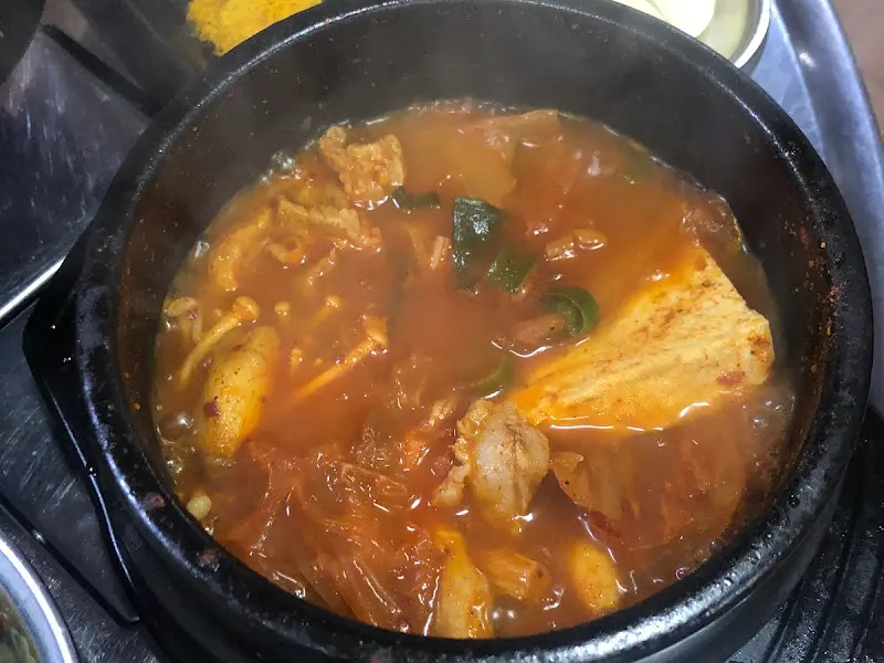 김치찌개 전골이 담긴 뚝배기