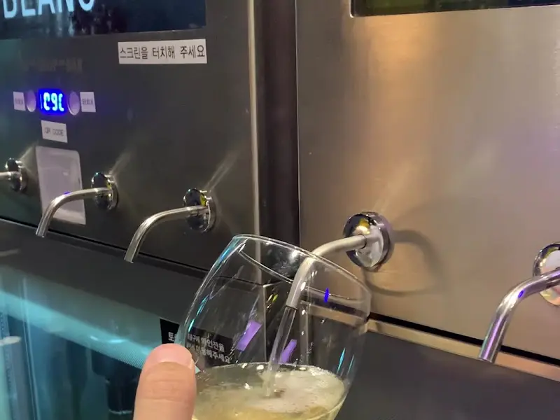 와인 디스펜서에서 와인을 따르는 모습