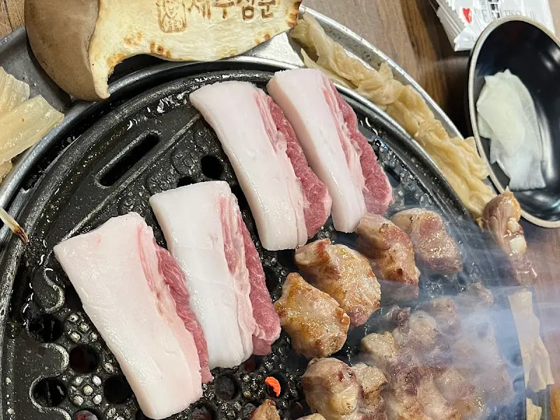 숯불에 구워지는 흑돼지 오겹살