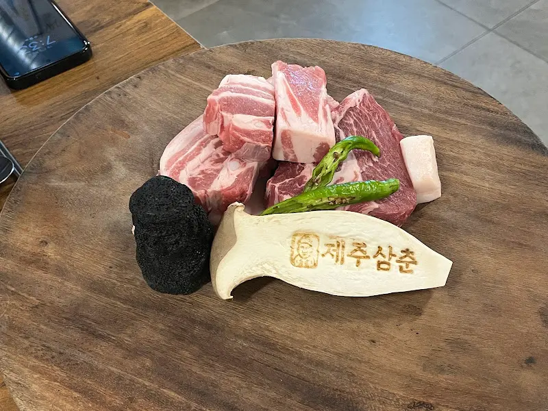 두툼한 흑돼지 오겹살과 목살