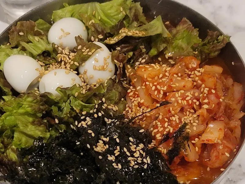 다채로운 재료가 어우러진 김치말이국수