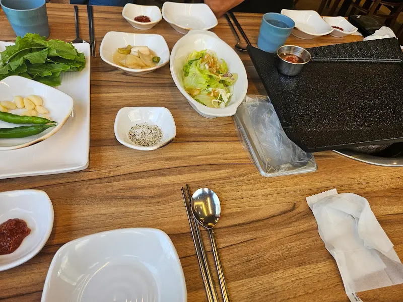 다양한 밑반찬들이 테이블 위에 정갈하게 차려진 모습