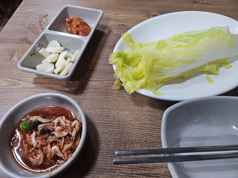 기본으로 제공되는 쌈 채소와 양념