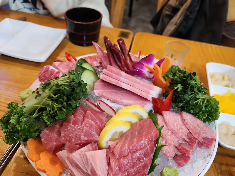 신선한 참치와 다채로운 가니쉬의 조화가 돋보이는 '미' 메뉴