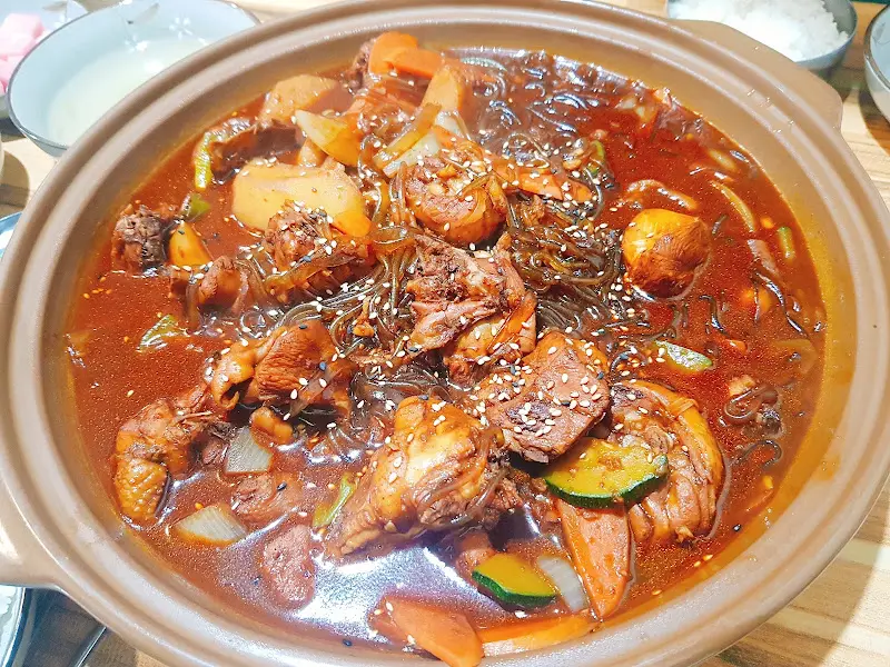 국물이 자작한 찜닭