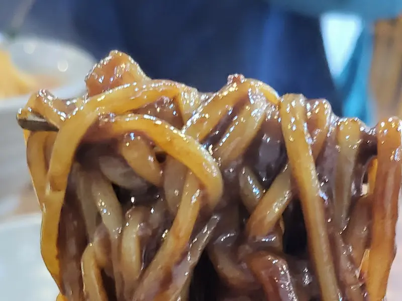 윤기 좔좔 흐르는 짜장면