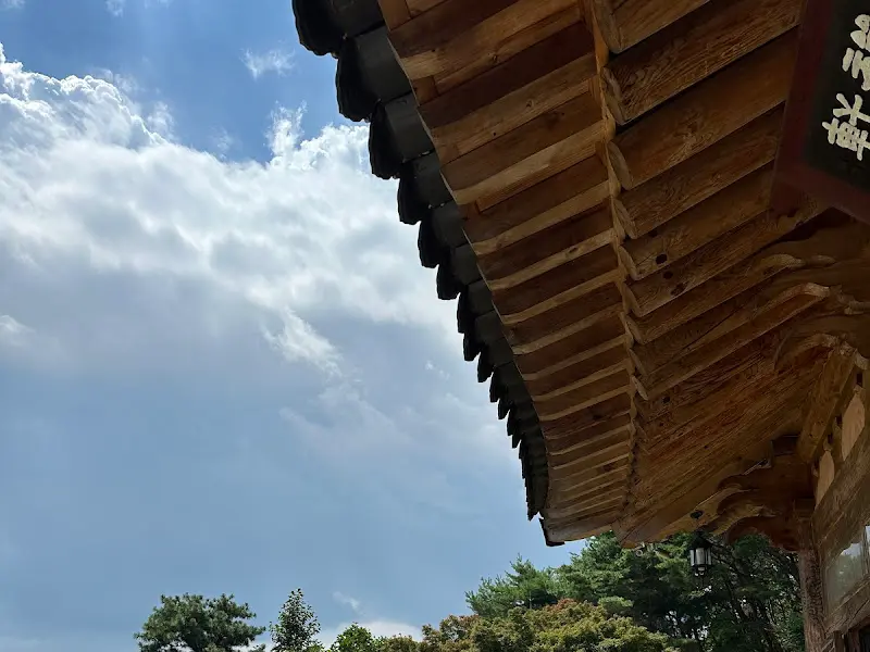 기와지붕과 푸른 하늘