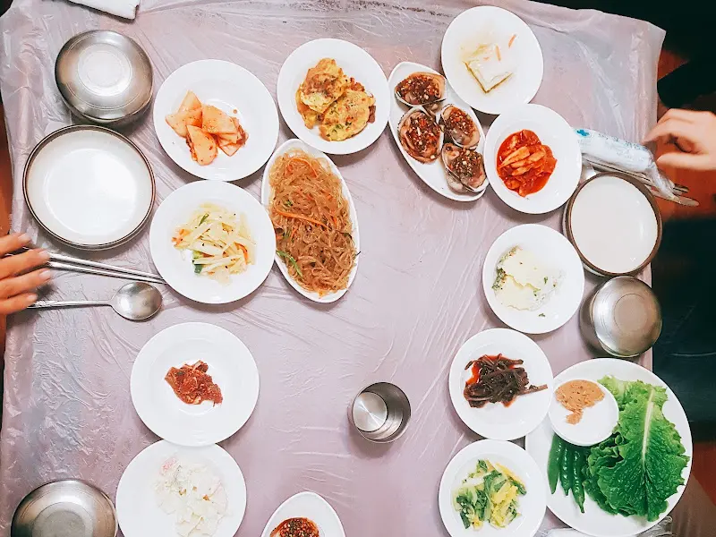 가득 찬 반찬 상