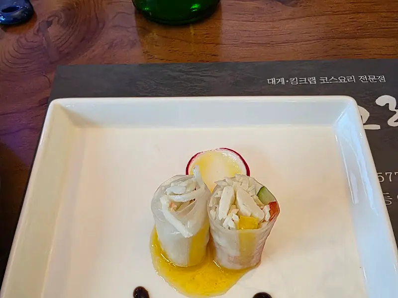 롤 위에 올려진 신선한 해산물