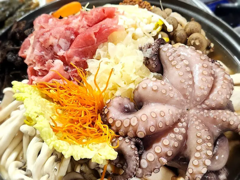 다채로운 재료가 돋보이는 능이버섯전골