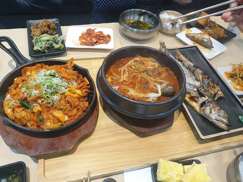 고등어구이와 제육볶음 한상차림