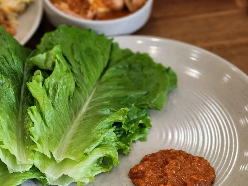 신선한 쌈 채소와 쌈장