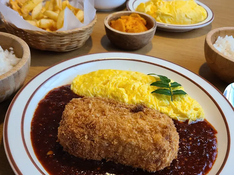 카레와 돈까스가 함께 담겨있는 접시의 모습