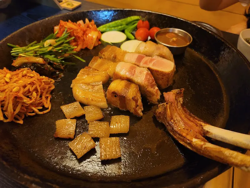 잘 구워진 오겹살과 곁들임