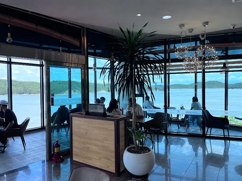 넓은 창이 인상적인 카페 내부