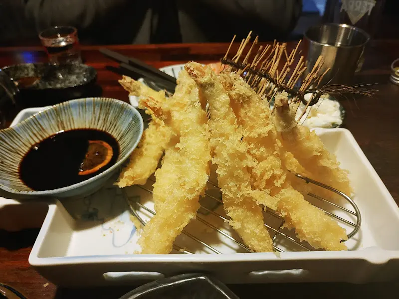 갓 튀겨져 나온 따끈따끈한 새우튀김