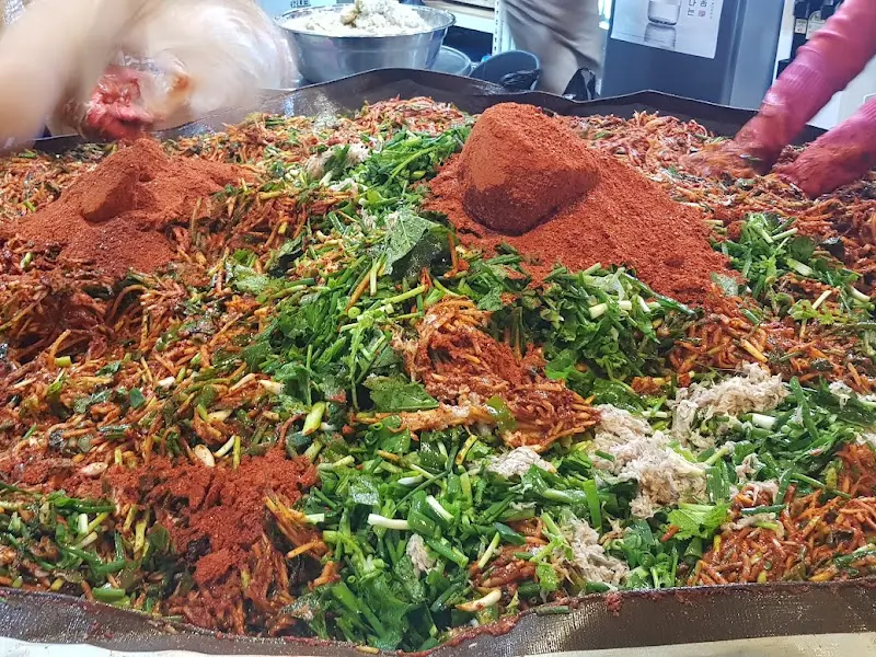 싱싱한 재료들이 가득 쌓여있는 모습