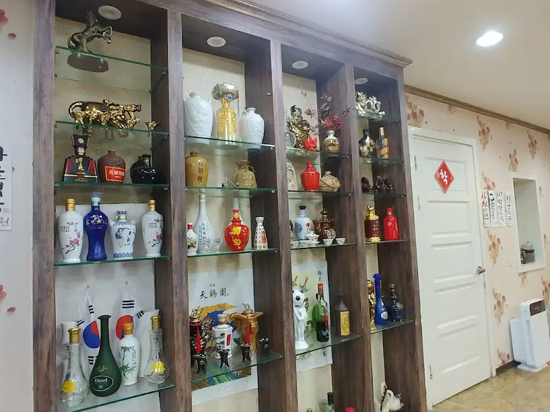 다양한 술병과 장식품이 진열된 장식장