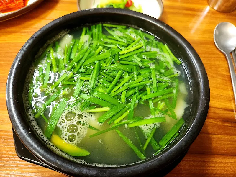 다슬기탕이 담긴 뚝배기