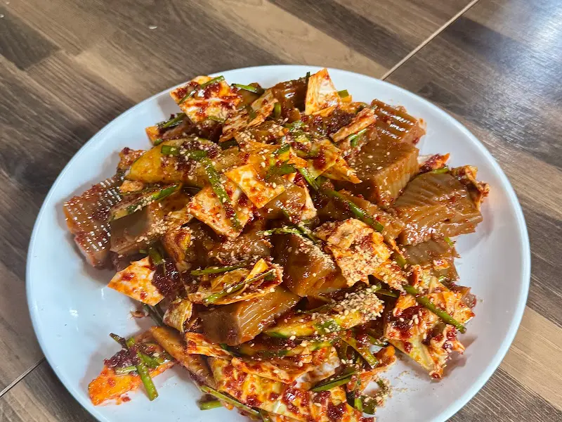 매콤달콤한 양념에 버무려진 도토리묵