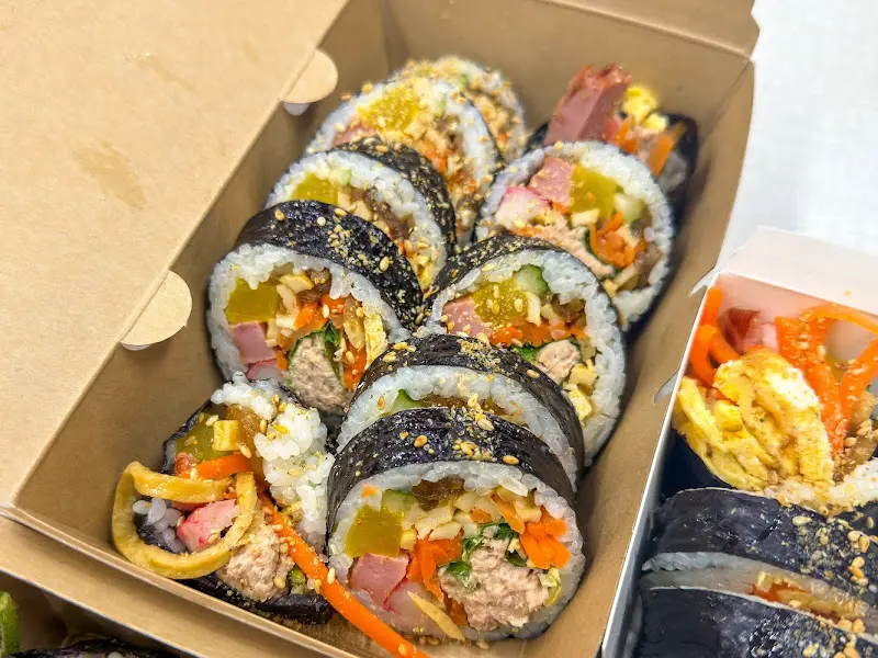 다양한 재료가 꽉 찬 김밥