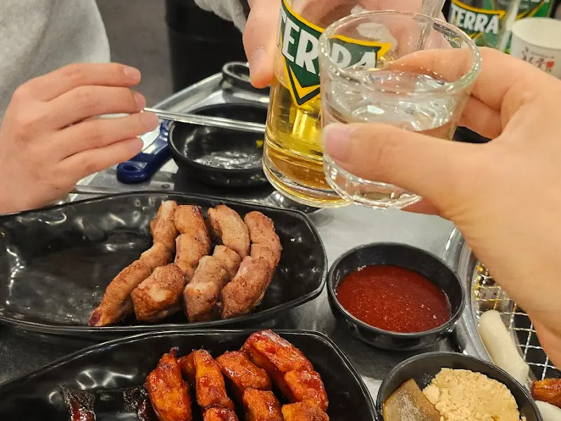 술잔을 부딪히는 모습