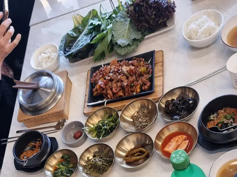 푸짐하게 차려진 쌈밥 한 상
