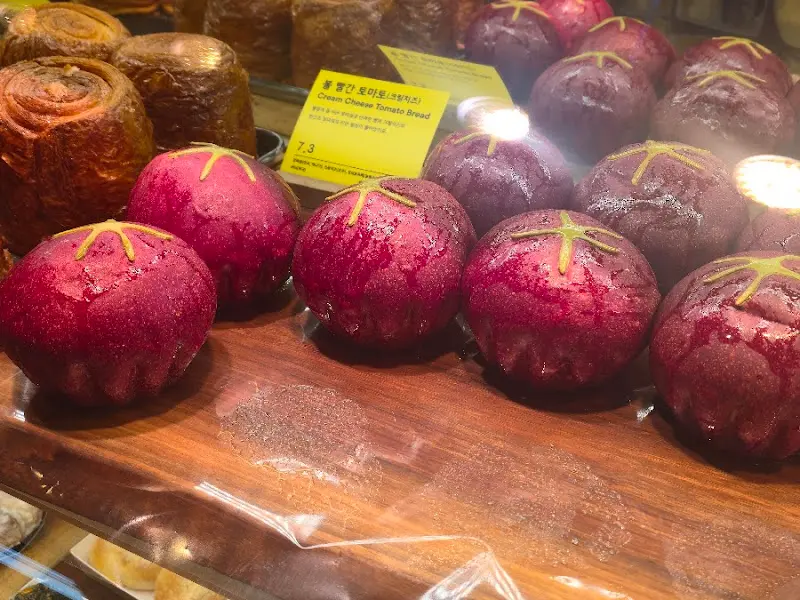 진열대 위에 놓인 토마토빵
