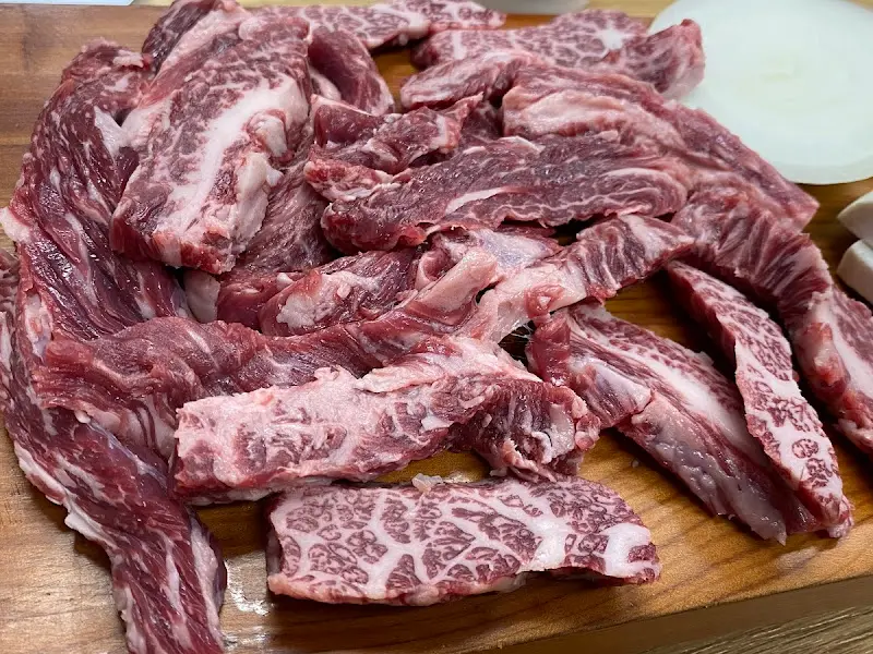 나무 도마 위에 푸짐하게 담긴 한우 모듬. 보기만 해도 배부르다.