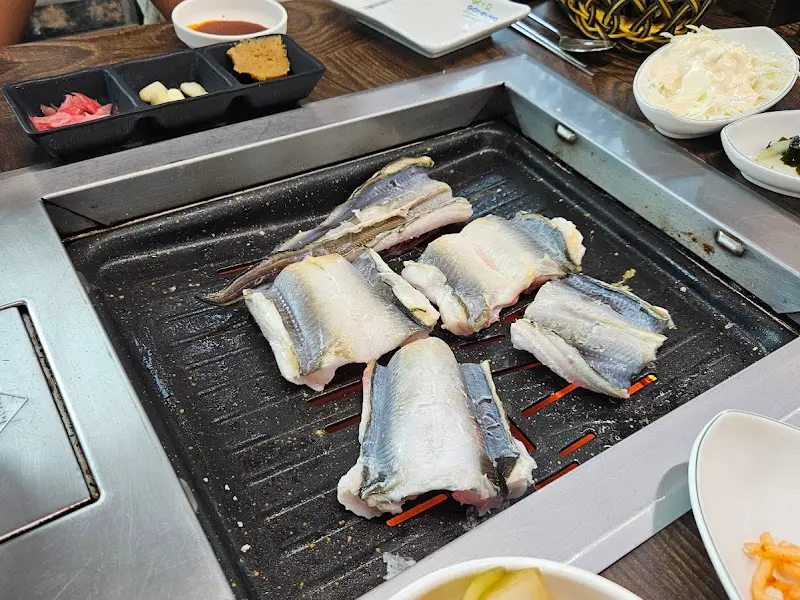 숯불 위에서 노릇노릇하게 구워지는 소금구이 장어