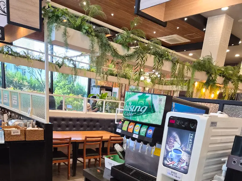 조리고 내부 인테리어와 후식 코너