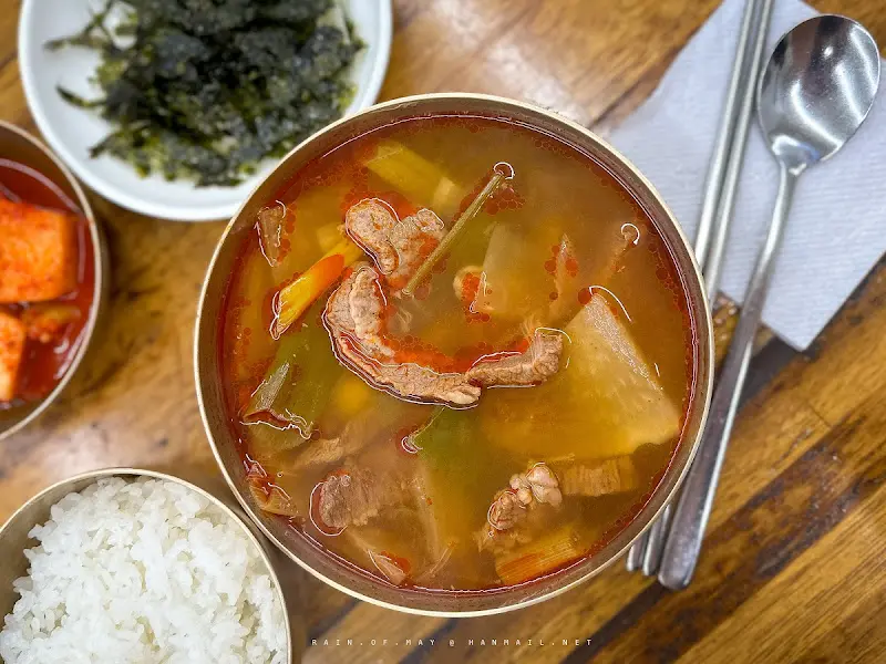 놋그릇에 담겨져 나온 한우 국밥