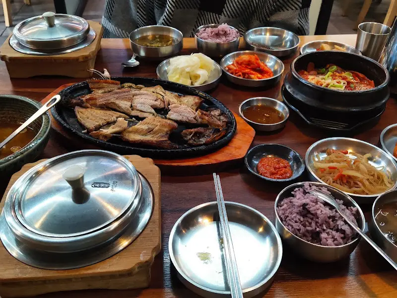 한 상 가득 차려진 생선구이 정식