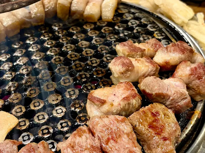 노릇노릇 익어가는 흑돼지