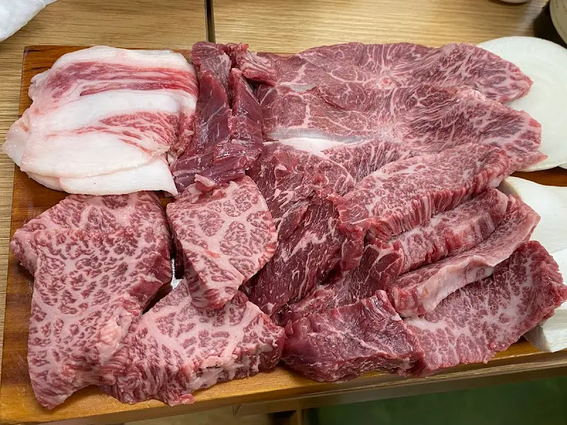 나무 도마 위에 놓인 여러 종류의 한우 모듬