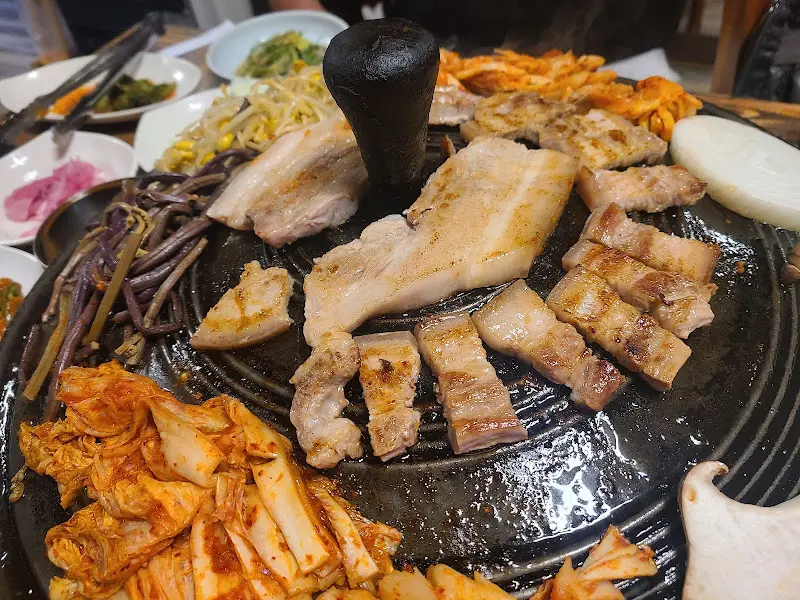 푸짐한 솥뚜껑 삼겹살 한 상 차림