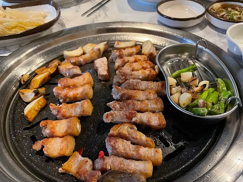 불판 위에서 익어가는 차돌박이와 관자