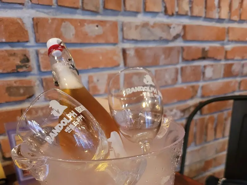 얼음 통에 담긴 맥주병과 잔