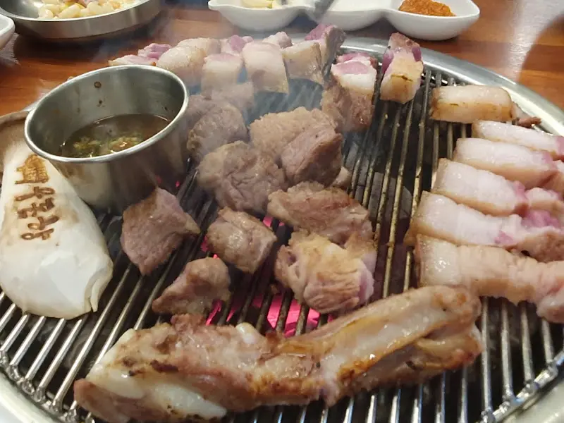 숯불에 구워지는 흑돼지