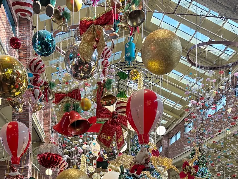 천장에 매달린 다양한 크리스마스 장식들
