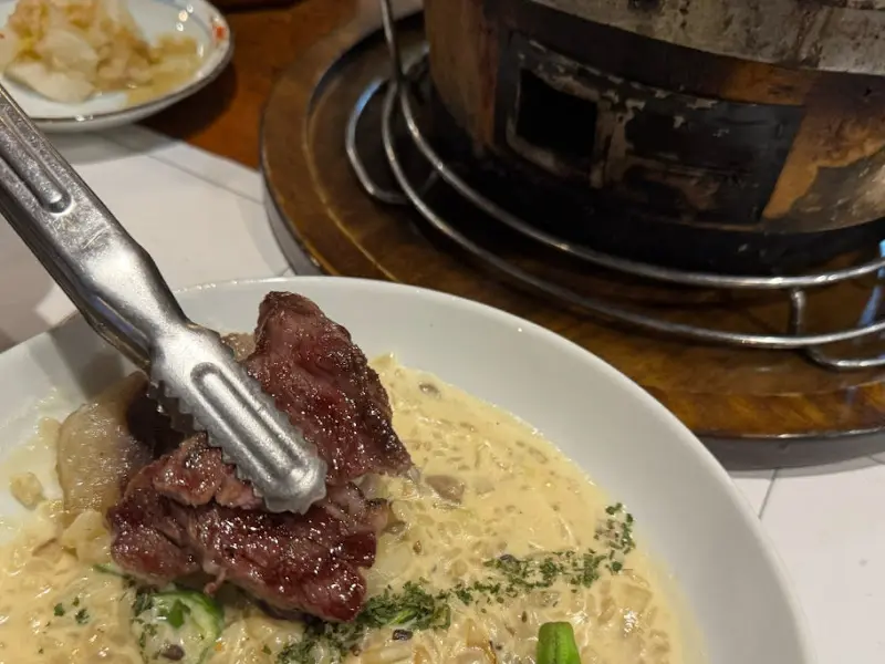 크림 리조또 위에 구운 한우를 올린 모습